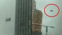 武汉高空外墙清洗吊篮被吹动撞击大楼2人死亡
