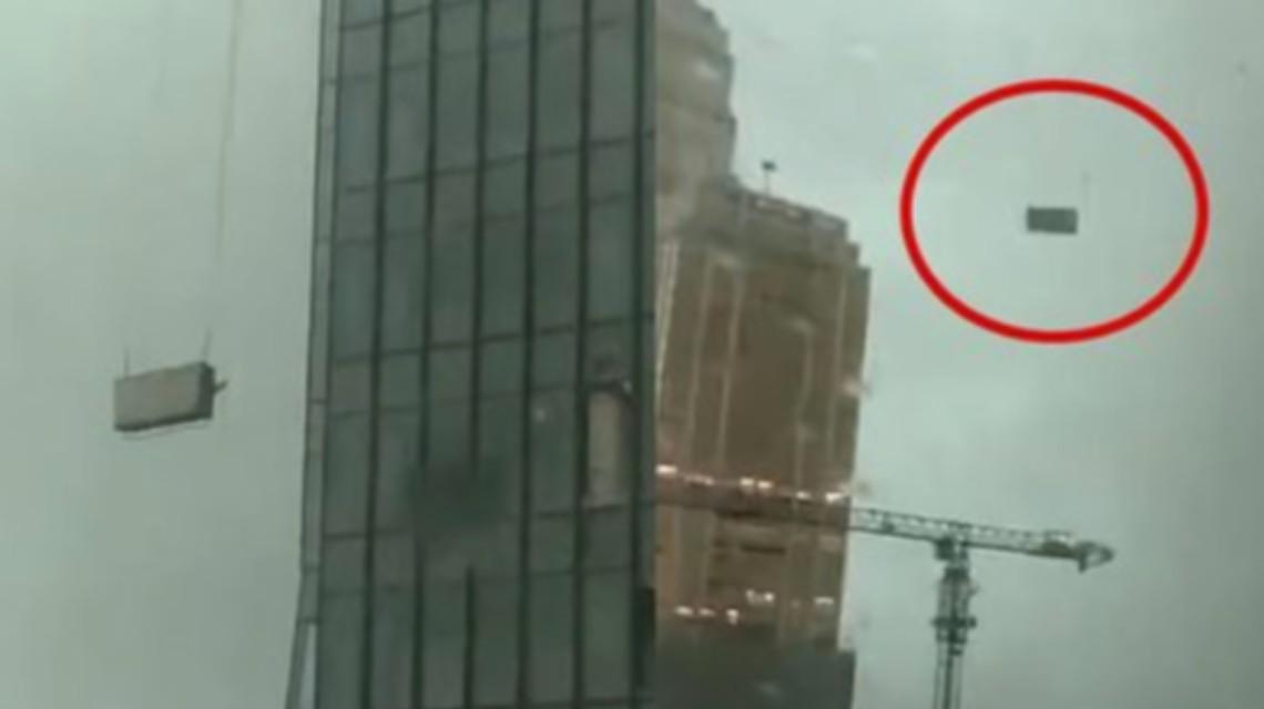 武汉高空外墙清洗吊篮被吹动撞击大楼2人死亡